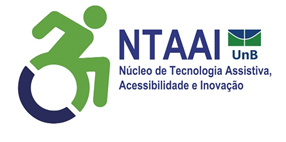 Logo. Em letras azuis lê-se: NTAAI: Núcleo de Tecnologia Assistiva, Acessibilidade e Inovação. À esquerda do texto, em verde e azul, uma figura em cadeira de rodas com o tronco inclinado para a frente e os cotovelos elevados atrás, indicando que está em movimento. À direita, a logo da UnB nas mesmas cores